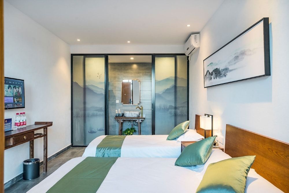 Guipu Courtyard Hotel Deluxe Family Room 2