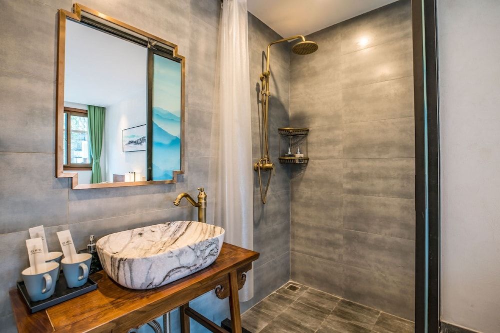 Guipu Courtyard Hotel Deluxe Family Room 6