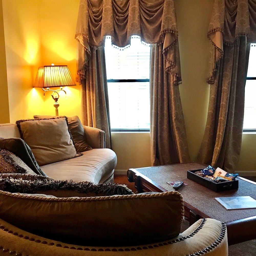 Ophelias Restaurant & Inn Signature Suite, 1 King Bed 2