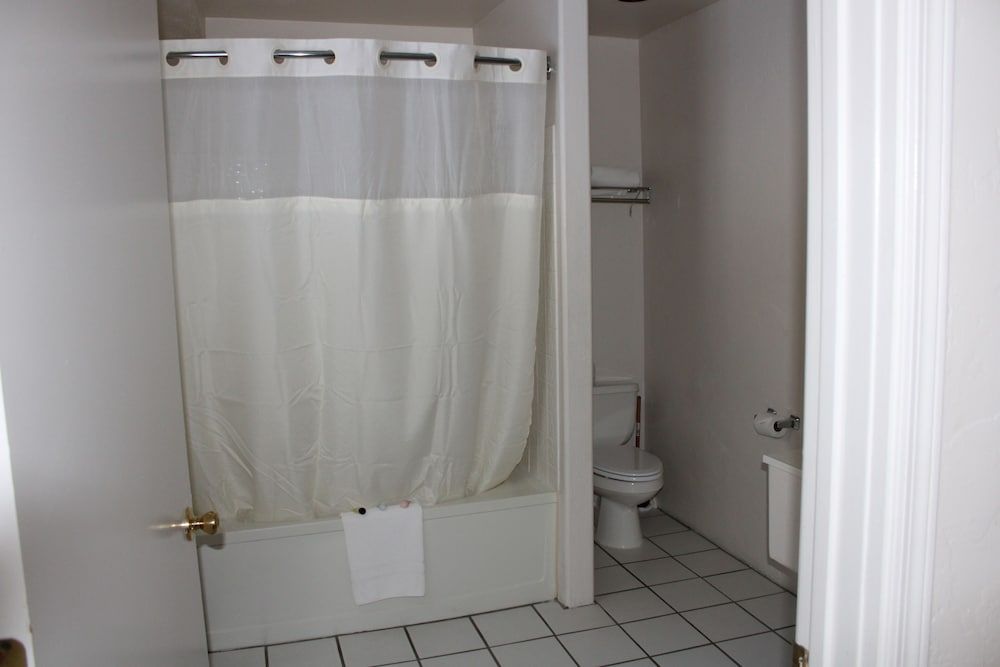 Edelweiss Resort and Restaurant Room 202, Amberian Deluxe, 2 Queen Beds and 1 Queen Sofa Bed 3