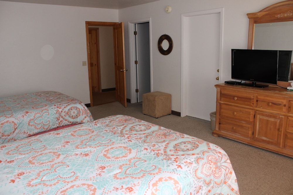 Edelweiss Resort and Restaurant Room 203, The Peaks Room, 2 Queen Beds