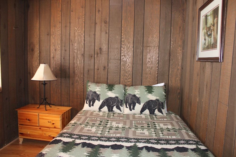 Family Cabin #1, 2 Bedrooms, 2 Queen Beds