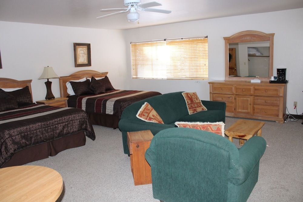 Edelweiss Resort and Restaurant Room 202, Amberian Deluxe, 2 Queen Beds and 1 Queen Sofa Bed 4