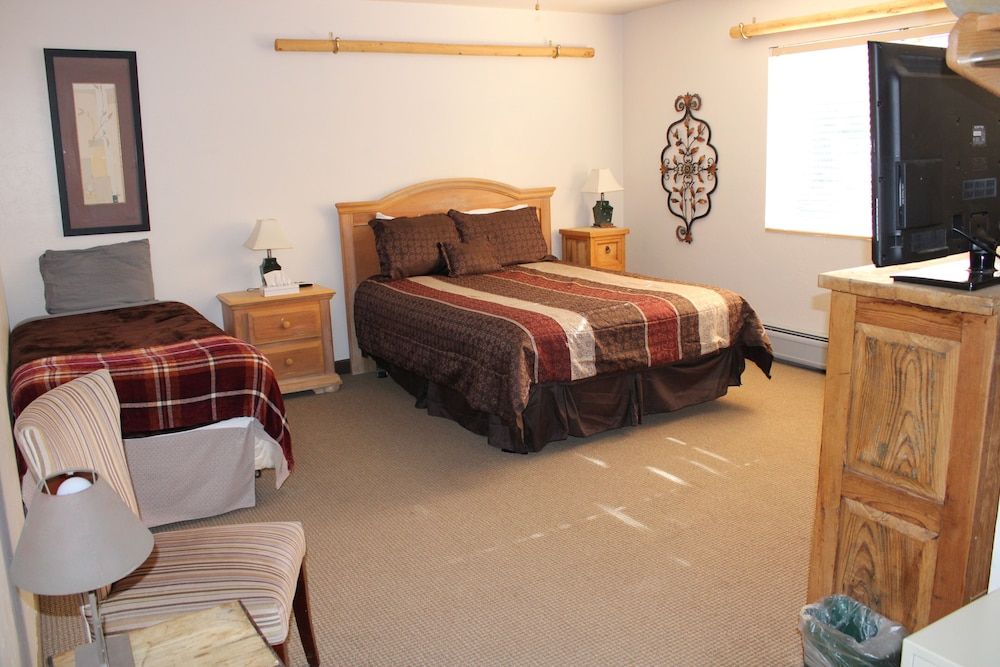 Room 304,The Pines Room, 1 Queen Bed and 1 Twin Bed