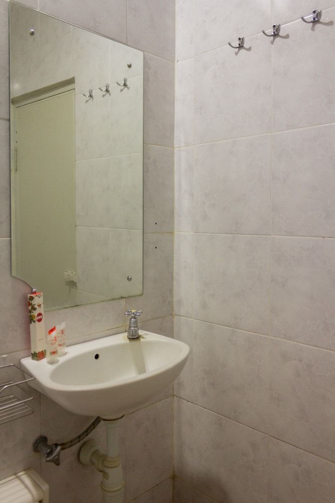 Capital O 989 Audah Guesthouse Syariah Standard Double Room 7