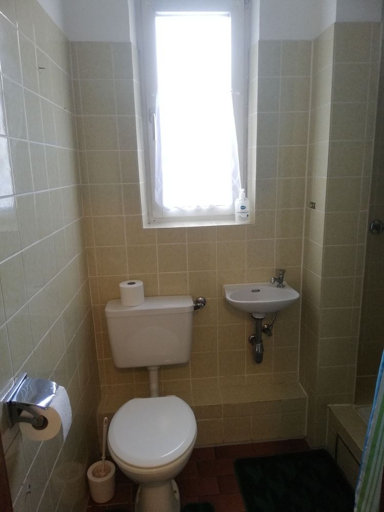 Basic Single Room, Shared Bathroom, Courtyard View