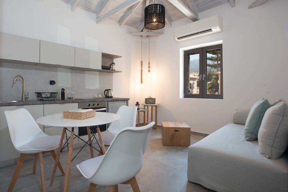 Calme Suites Mani Deluxe Townhome, 1 Queen Bed with Sofa bed, Non Smoking (Three (3)) 4