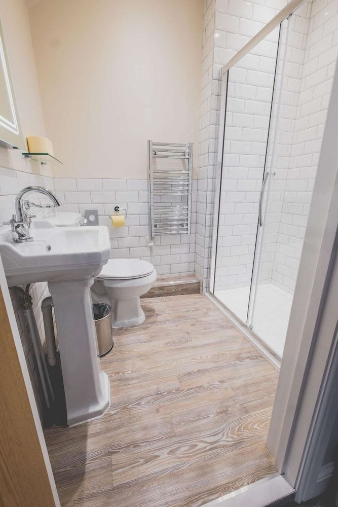 The Kings Arms Super King Room, Ensuite 5