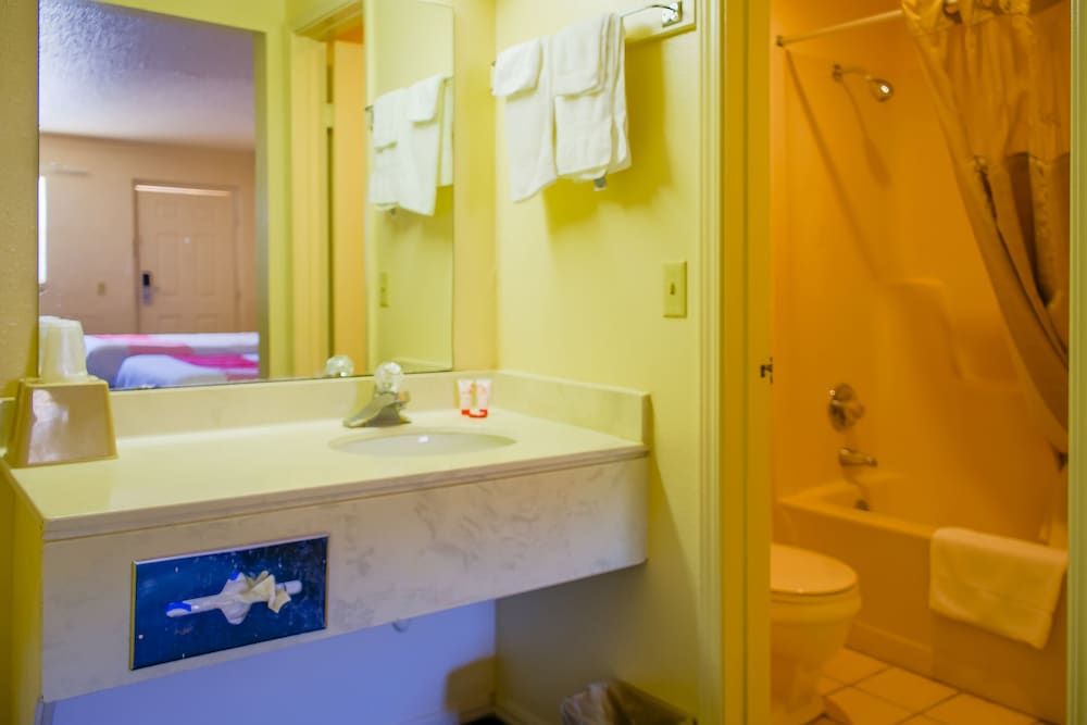 Duncan Inn by OYO, OK - Hwy 81 Near Chisholm Casino Room, 2 Double Beds 5