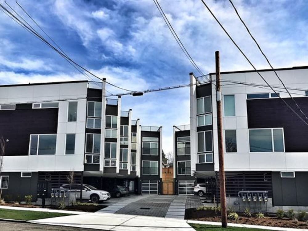 undefined Hosteeva Modern Townhome w Rooftop