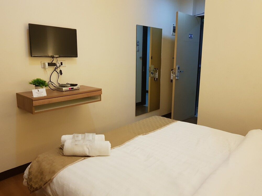 Sleep and Stay Hotel Standard Queen Room 6