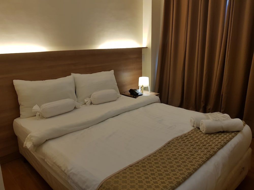 Sleep and Stay Hotel Standard Queen Room 8