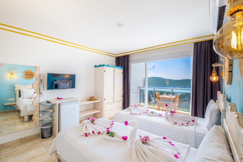 Standard Twin Room, Multiple Beds, Pool Access, Sea View