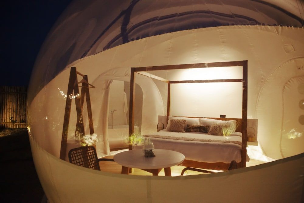 Green Land Bubble Glamping By Mint Double Bubble One King Bed with Exterior Bathtub 4