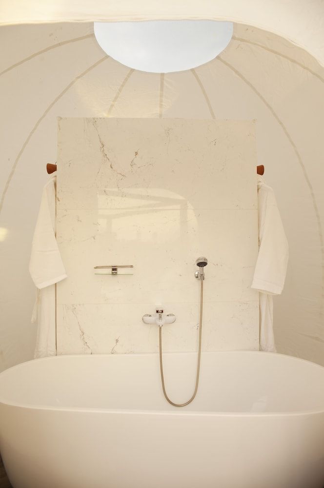 Green Land Bubble Glamping By Mint Double Bubble One King Bed with Exterior Bathtub 8