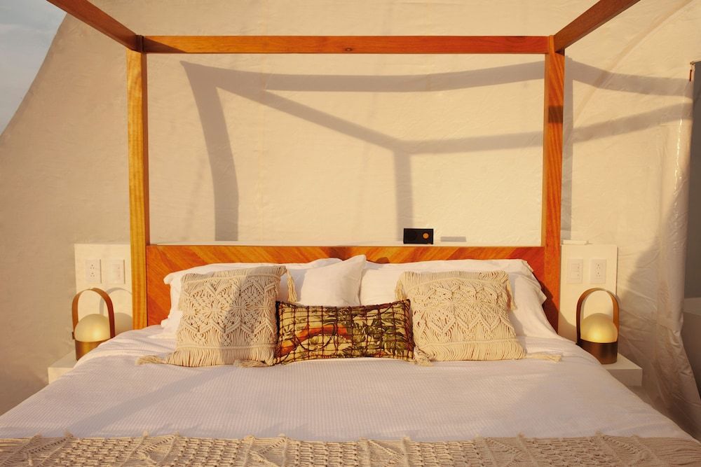 Green Land Bubble Glamping By Mint Exclusive Tent, 1 King Bed, Hot Tub, Lakeside 3