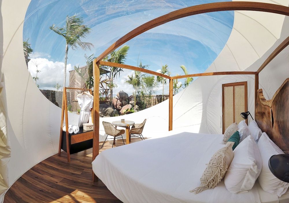 Green Land Bubble Glamping By Mint Exclusive Tent, 1 King Bed, Hot Tub, Lakeside