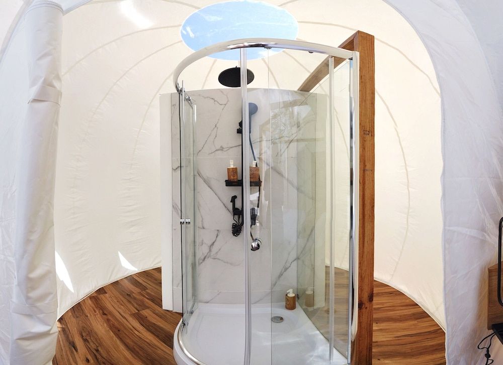 Green Land Bubble Glamping By Mint Exclusive Tent, 1 King Bed, Hot Tub, Lakeside 9