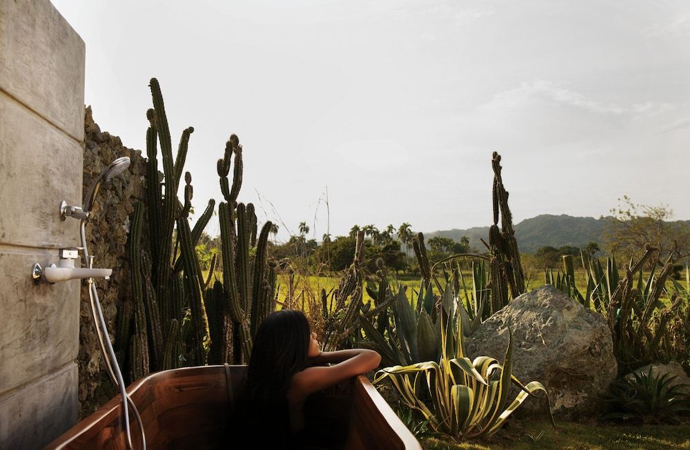 Green Land Bubble Glamping By Mint Double Bubble One King Bed with Exterior Bathtub 7