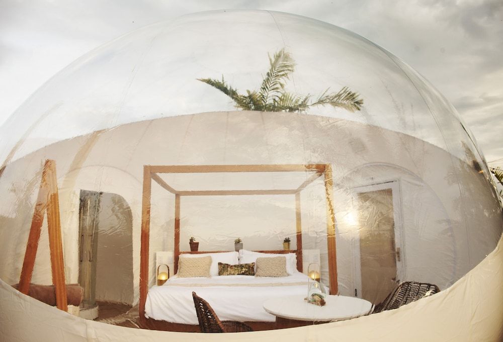 Green Land Bubble Glamping By Mint Double Bubble One King Bed with Exterior Bathtub 2