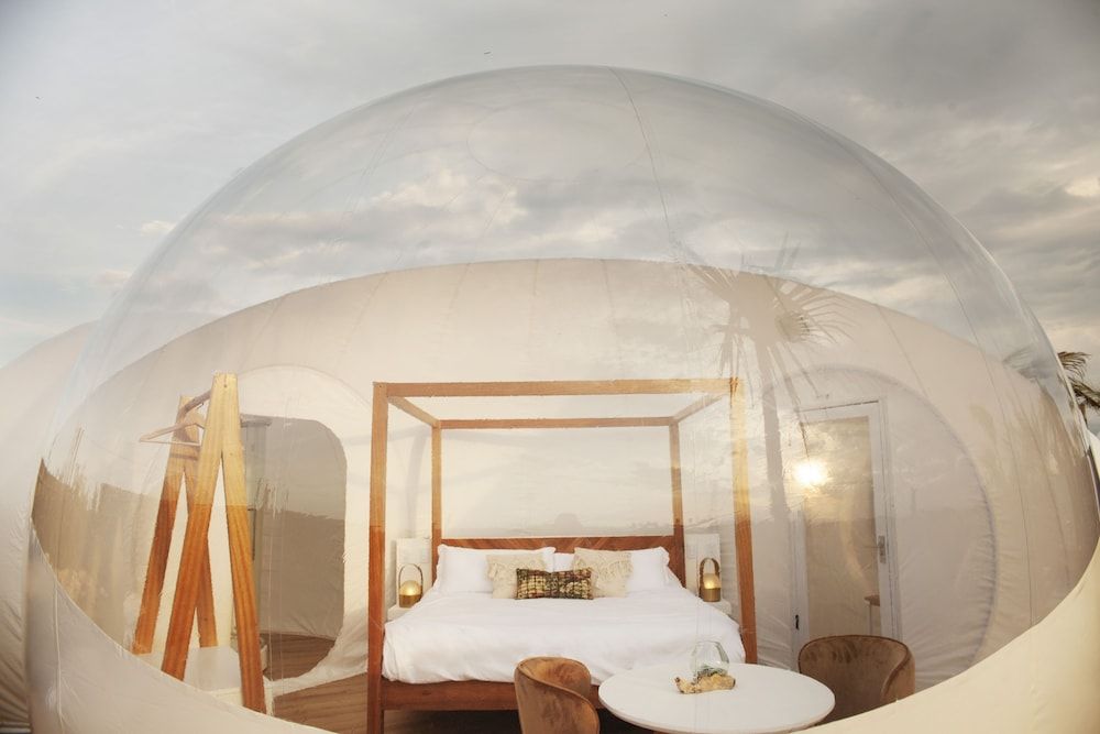 Green Land Bubble Glamping By Mint Double Bubble One King Bed with Exterior Bathtub 3