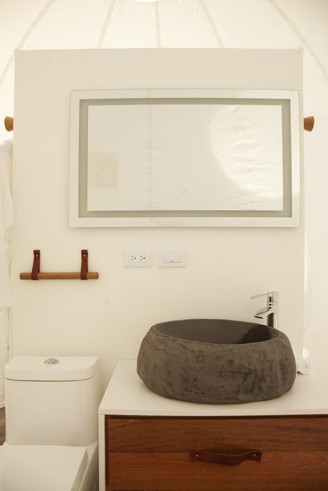 Green Land Bubble Glamping By Mint Double Bubble One King Bed with Exterior Bathtub 9