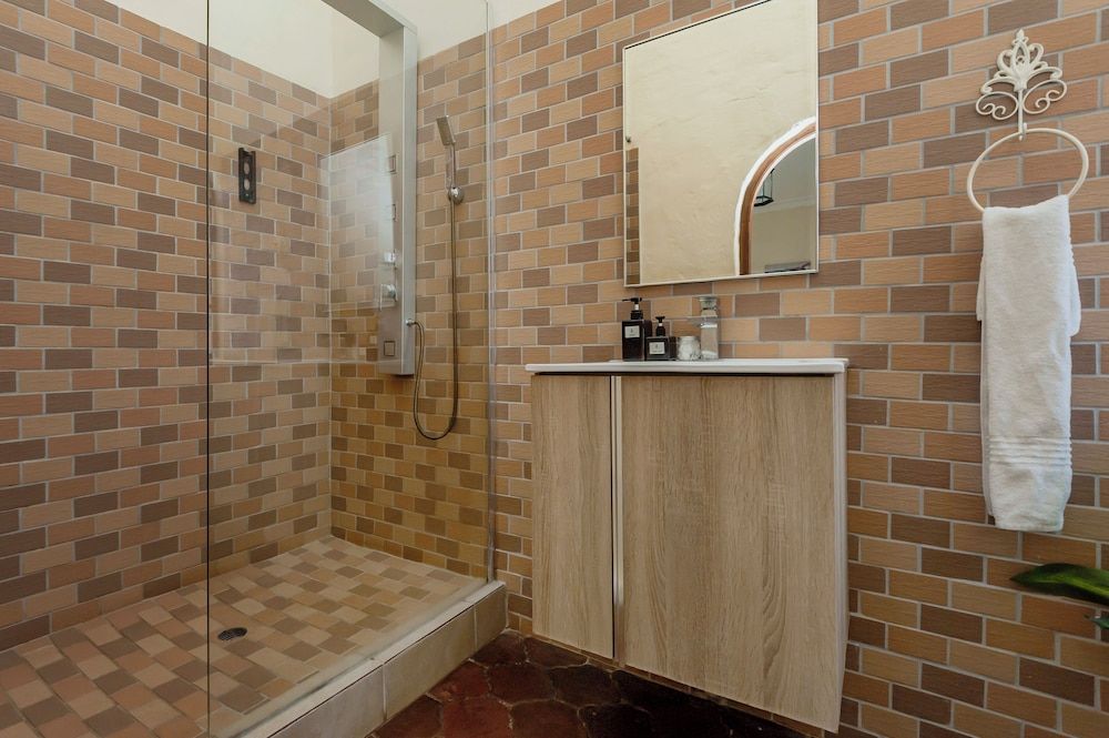 Airport Tower Lodge Economy Room 2