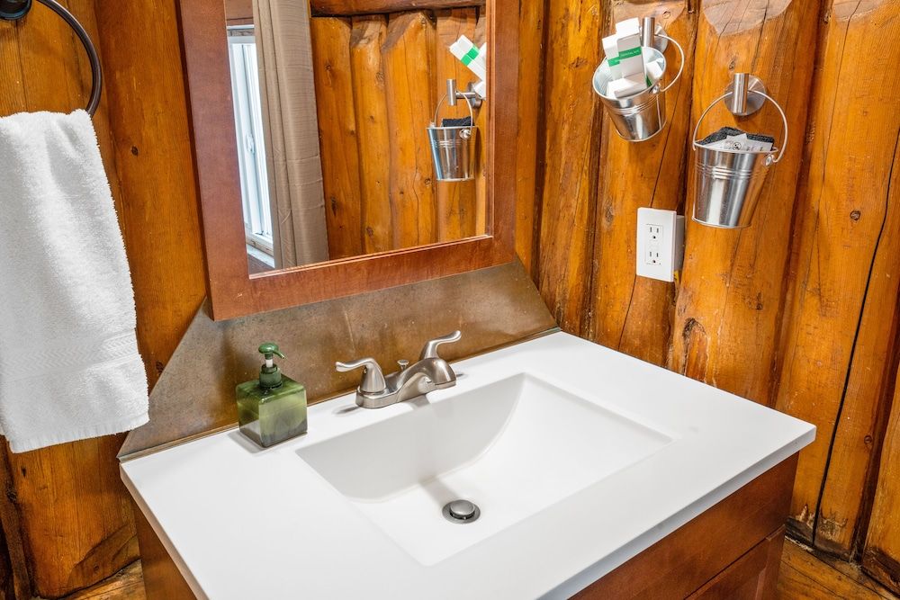 The Bucking Moose Bear Cabin #13 11