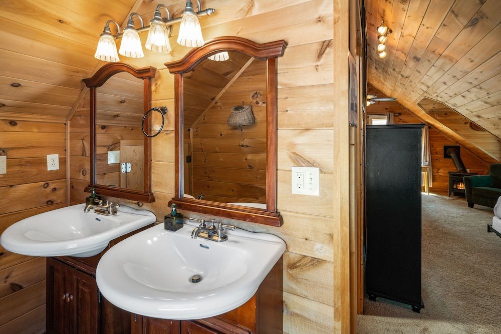 The Bucking Moose Cowboy Cabin #10 15