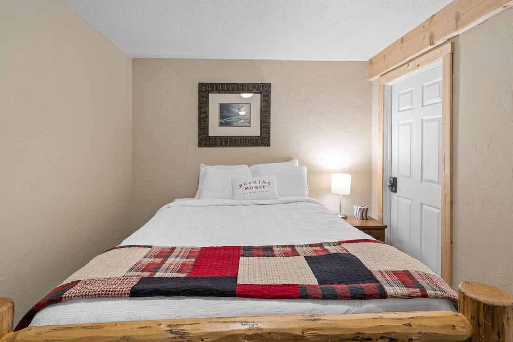 The Bucking Moose Cowboy Cabin #10 4