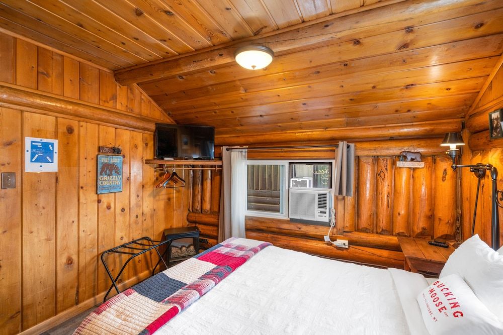 The Bucking Moose Bear Cabin #13 7