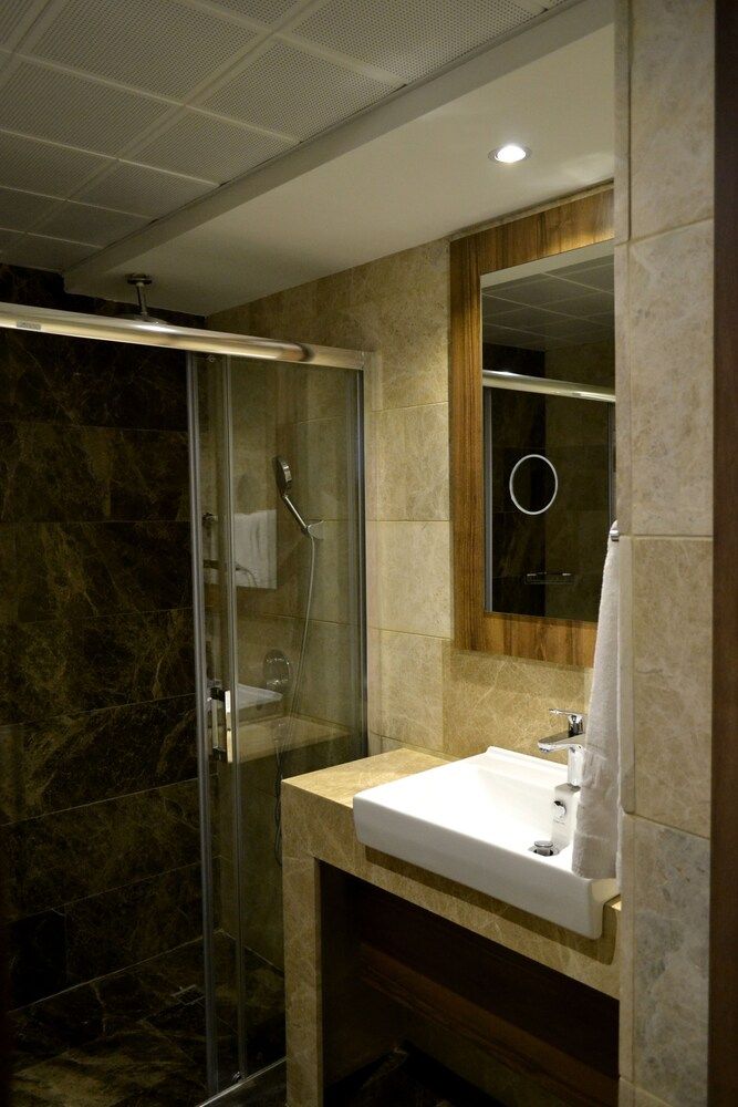Engin Otel Standard Triple Room 2