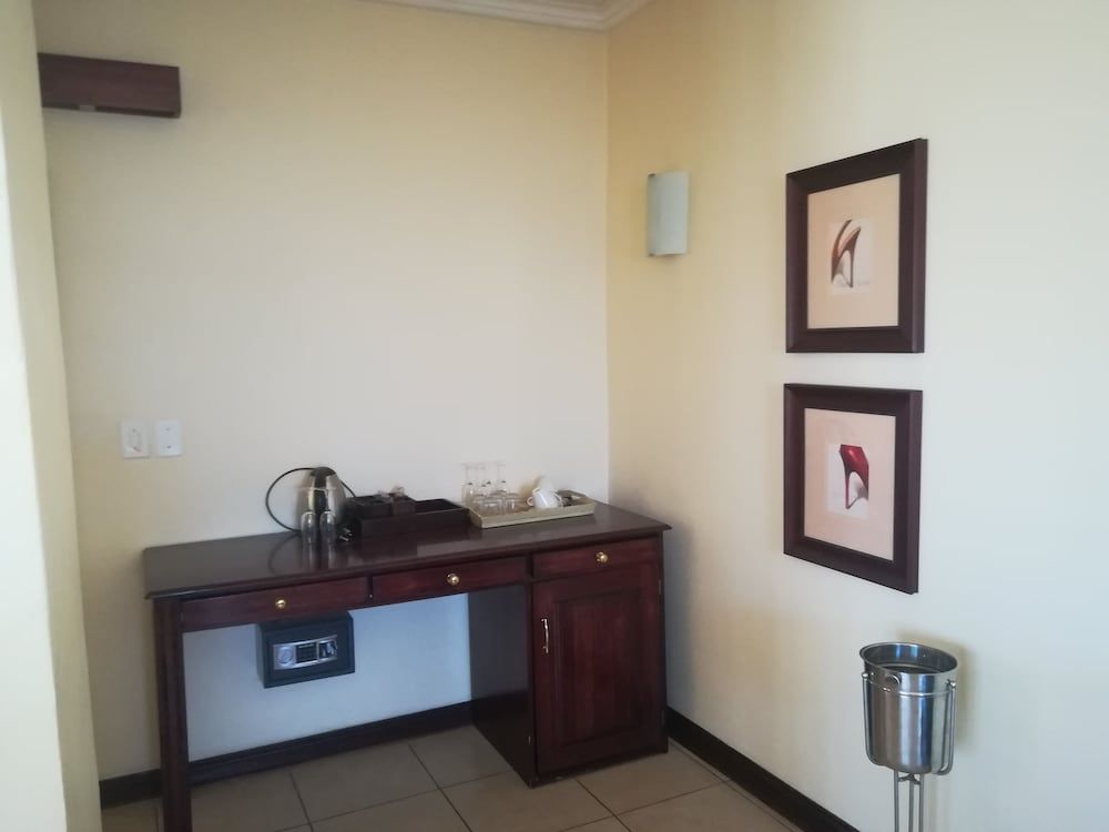 The Moon and Sixpence Garden Guest House Executive Suite, 1 King Bed, Non Smoking, Garden View 7