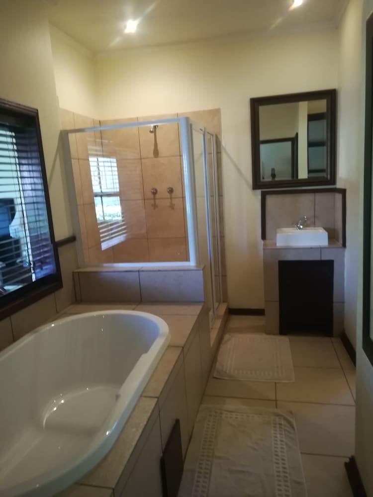 The Moon and Sixpence Garden Guest House Luxury Room, 1 King Bed, Non Smoking, Garden View 3