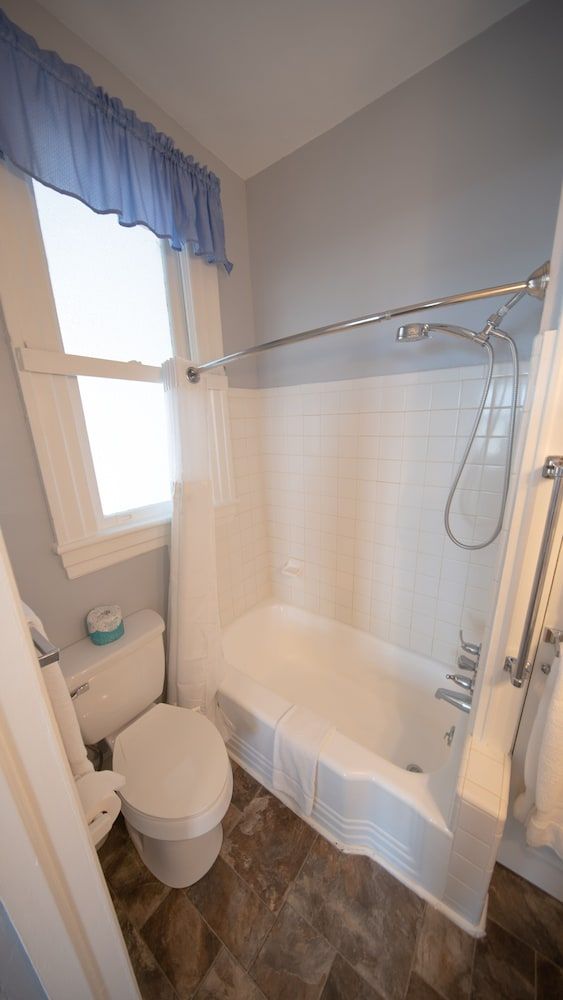 The Edenton Collection-Captain's Quarters Inn The Cutty Sark Room 4