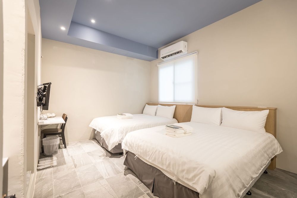 Tiin Tinn Standard Quadruple Room 8