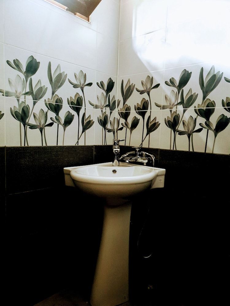 Four seasons in Kutaisi Economy Triple Room, Balcony 11