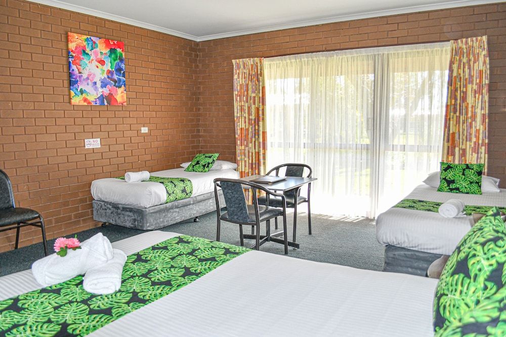 Barooga Country Inn Motel Classic Triple Room, Non Smoking, Balcony (triple share) 8