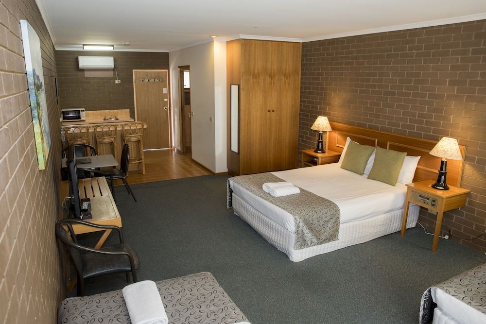 Barooga Country Inn Motel Classic Triple Room, Non Smoking, Balcony (triple share) 3