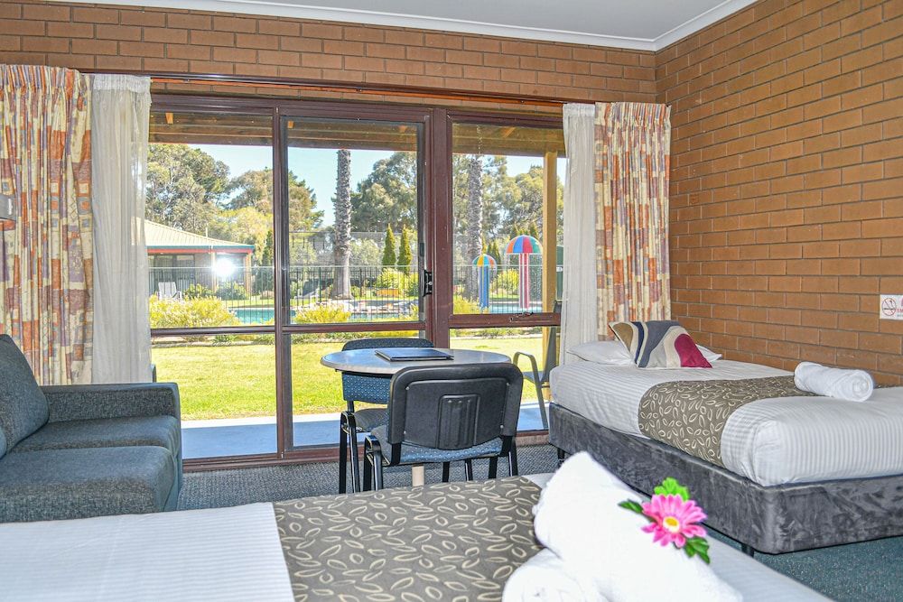 Barooga Country Inn Motel Classic Triple Room, Non Smoking, Balcony (triple share) 7