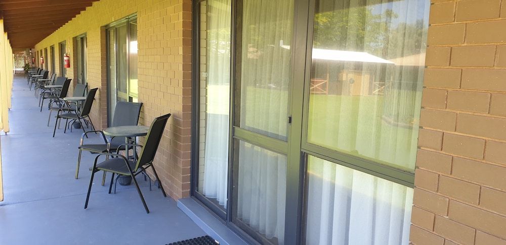 Barooga Country Inn Motel Classic Triple Room, Non Smoking, Balcony (triple share) 11