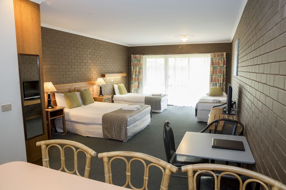 Barooga Country Inn Motel Classic Triple Room, Non Smoking, Balcony (triple share)