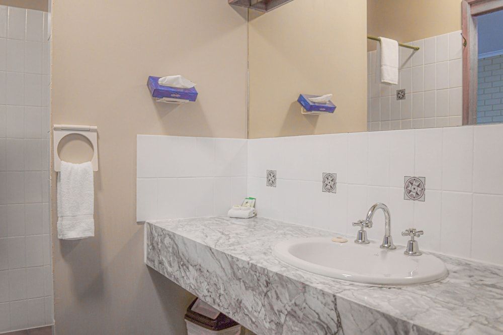 Barooga Country Inn Motel Family Quadruple Room, Non Smoking, Kitchenette (quad share) 12