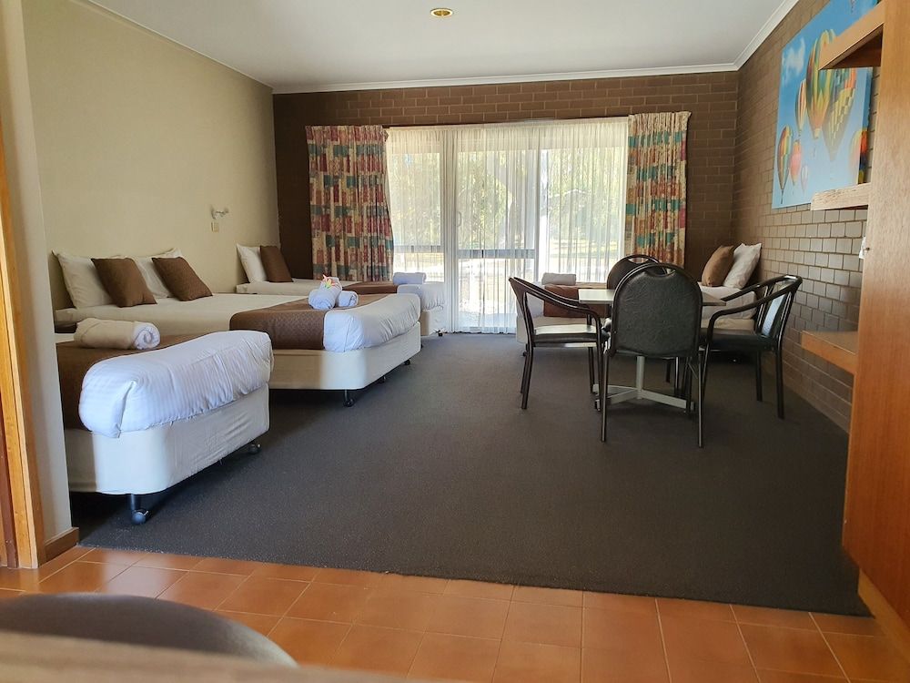 Barooga Country Inn Motel Family Quadruple Room, Non Smoking, Kitchenette (quad share) 13