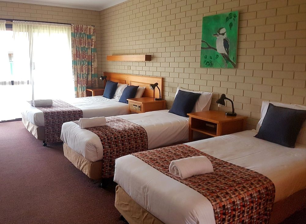 Barooga Country Inn Motel Classic Triple Room, Non Smoking, Balcony (triple share) 4