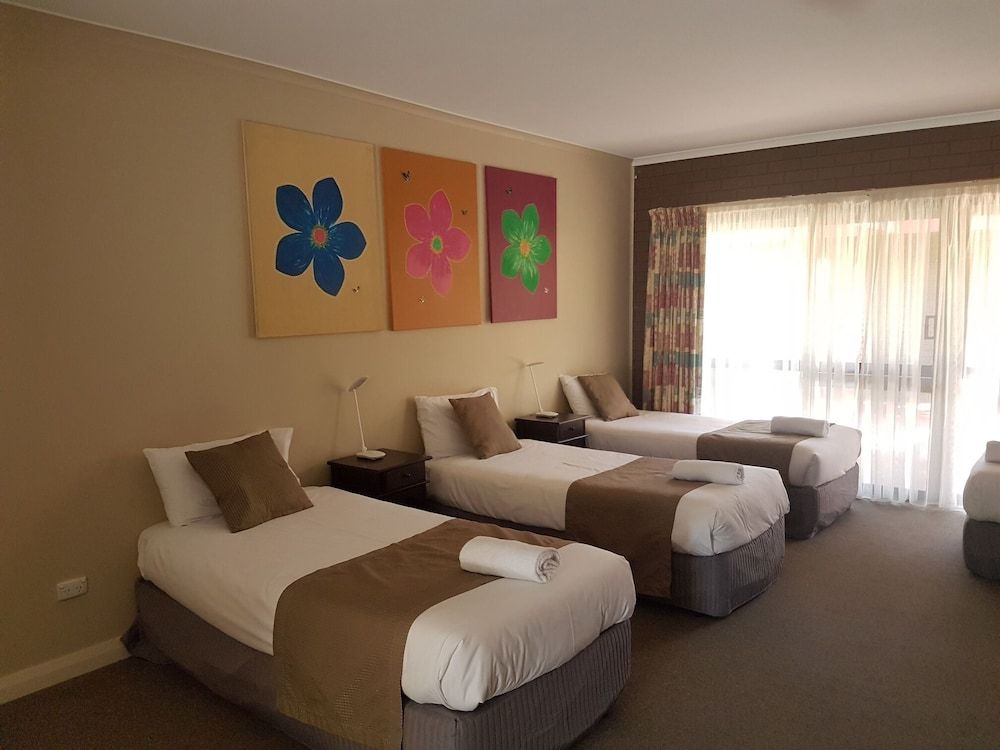 Barooga Country Inn Motel Classic Triple Room, Non Smoking, Balcony (triple share) 5