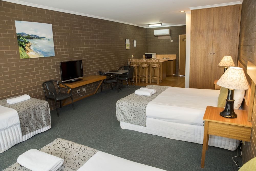 Barooga Country Inn Motel Classic Triple Room, Non Smoking, Balcony (triple share) 2