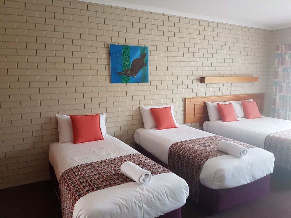 Barooga Country Inn Motel Classic Triple Room, Non Smoking, Balcony (triple share) 9