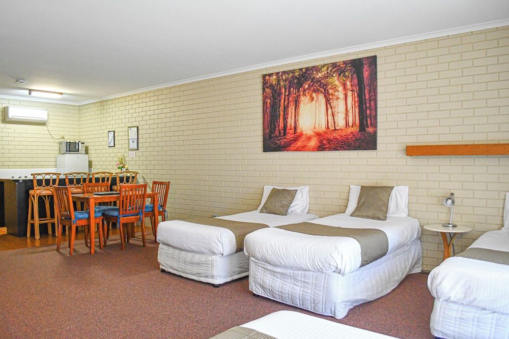Barooga Country Inn Motel Family Quadruple Room, Non Smoking, Kitchenette (quad share) 8
