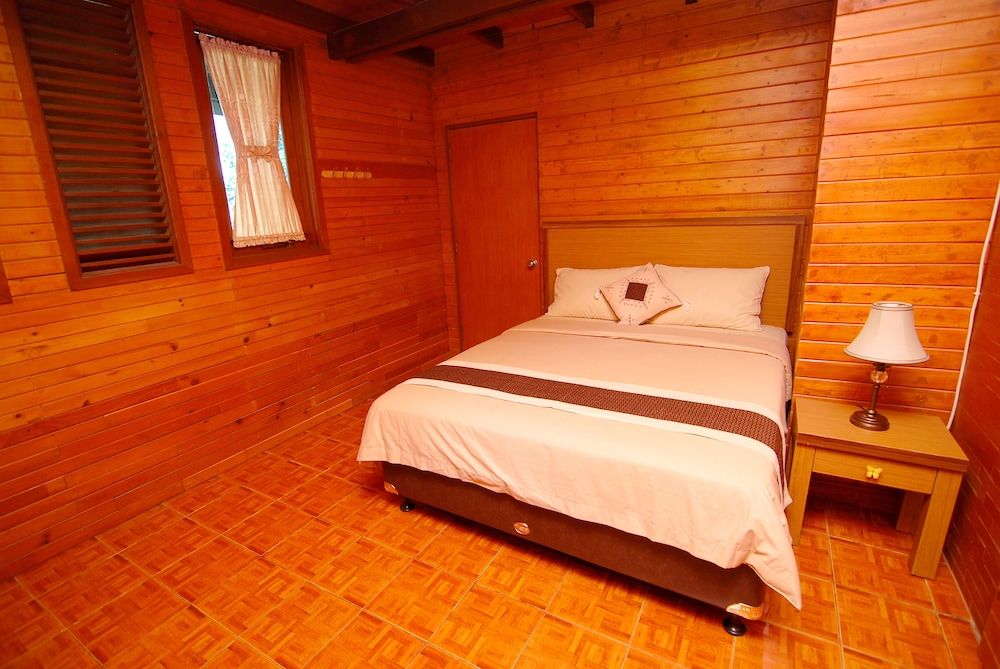 Villa ChavaMinerva Kayu - Ciater Villa, 3 Bedrooms 4